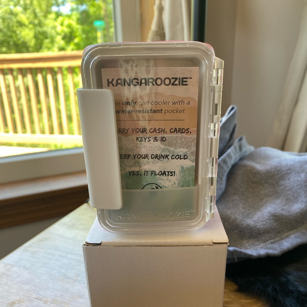 Kangaroozie  can cooler holder NWT WATER-resistant floats koozies coozie